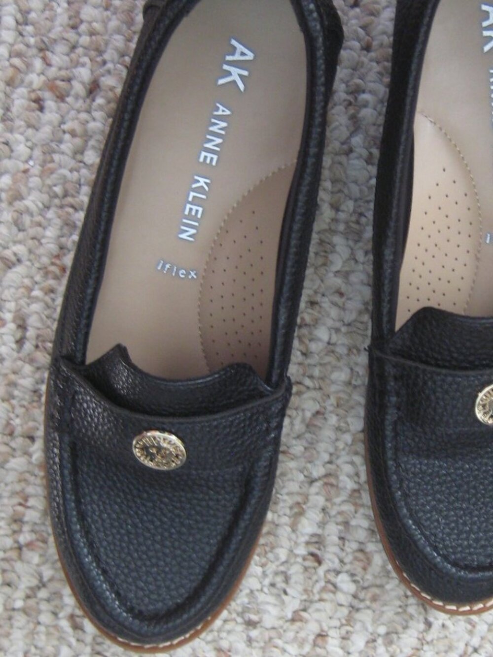 SLIGHTLY USED ANNE KLEIN IFLEX BLACK PEBBLED LOAFERS w/LION MEDALLION SIZE 8.5